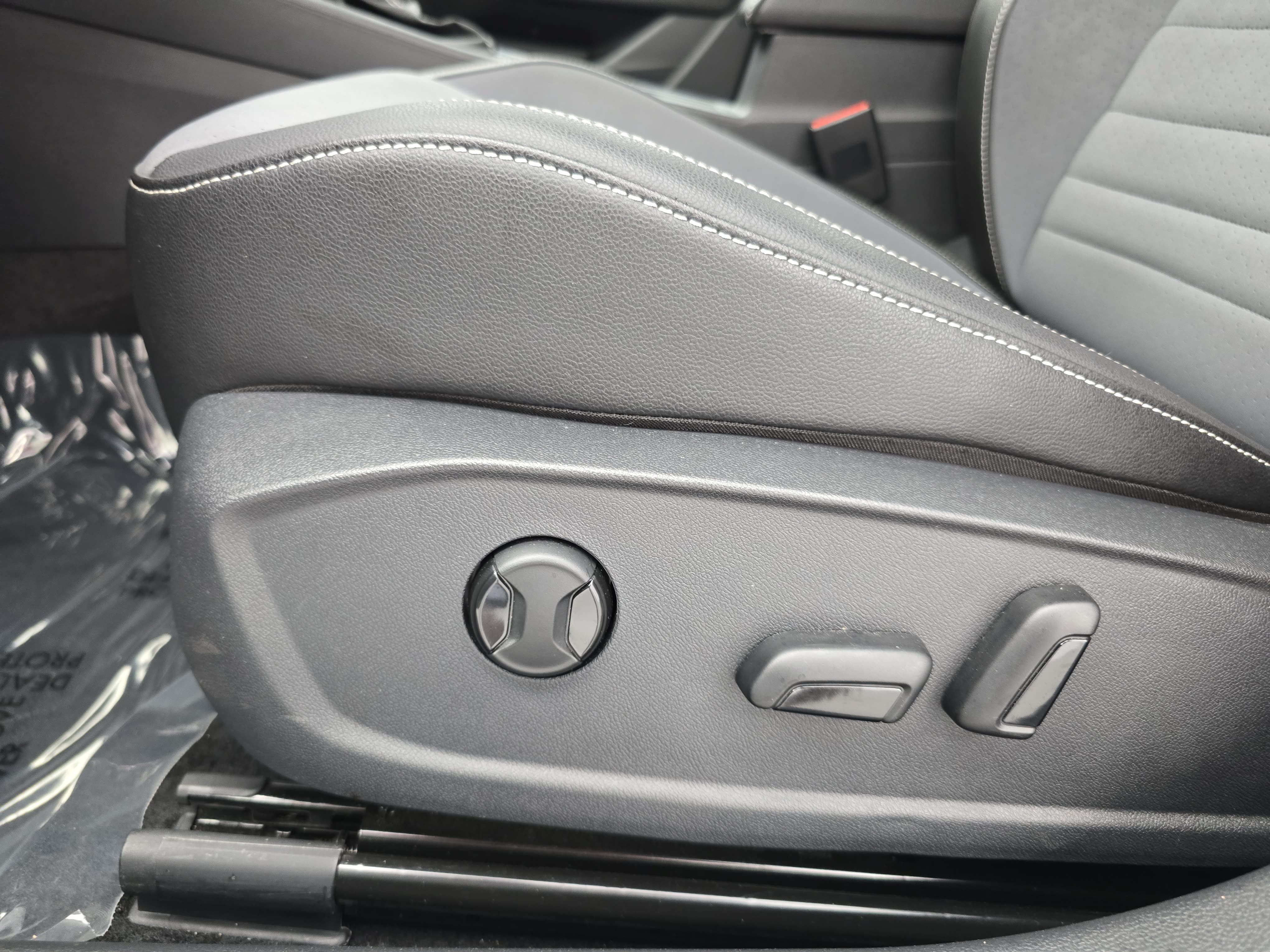 Certified 2025 Volkswagen Jetta SE FWD image 28