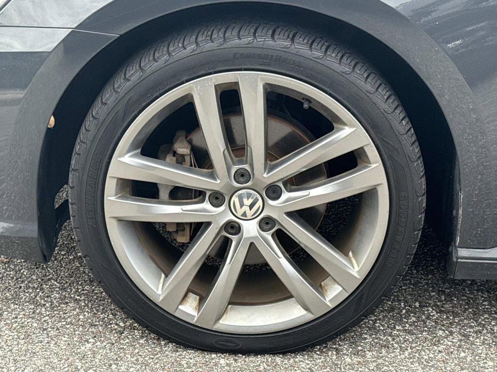 Used 2016 Volkswagen Passat 1.8T R-Line w/ R-Line Lighting Package image 11