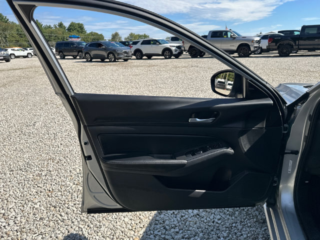 Used 2024 Nissan Altima 2.5 SV AWD/4WD image 23
