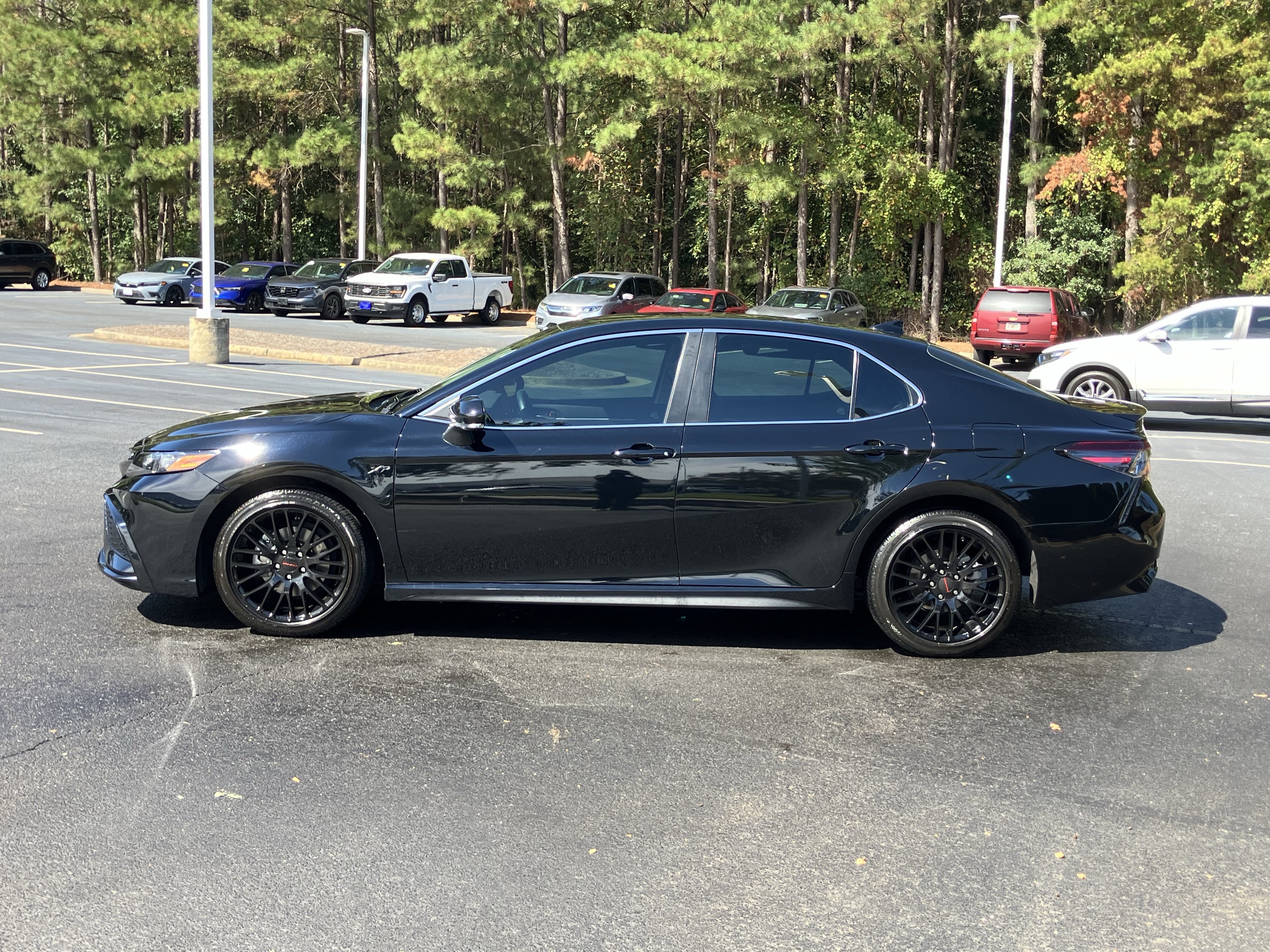 Used 2022 Toyota Camry SE FWD image 7