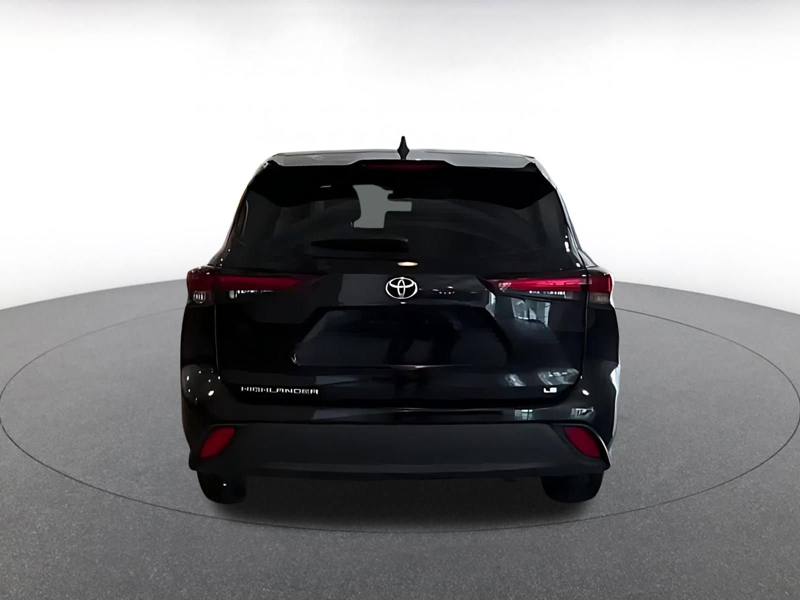 Used 2025 Toyota Highlander LE FWD image 11