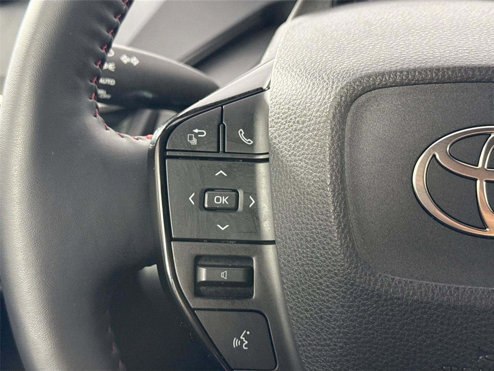 Used 2025 Toyota Prius XSE image 18