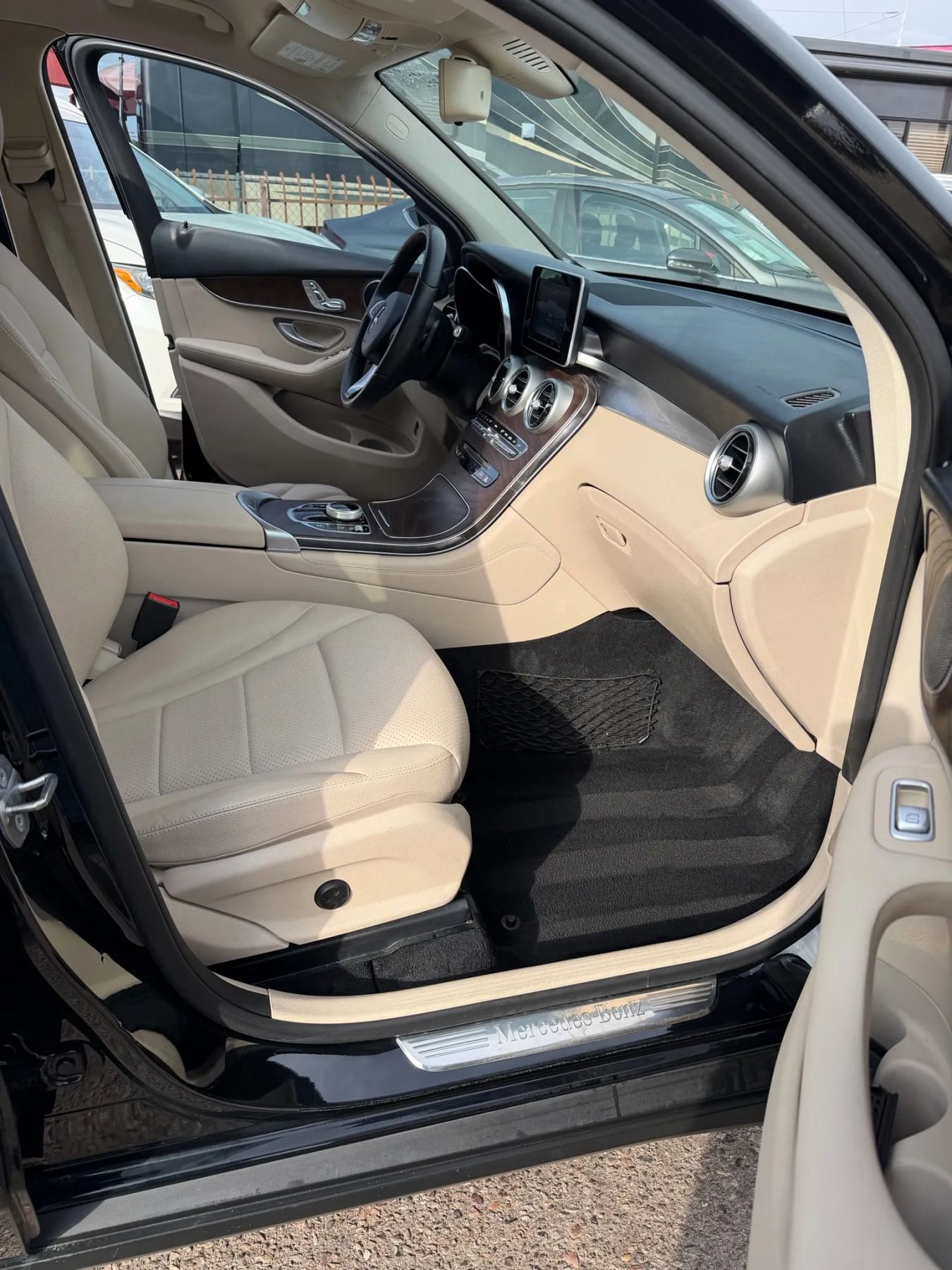 Used 2018 Mercedes-Benz GLC 300 w/ Premium Package image 12