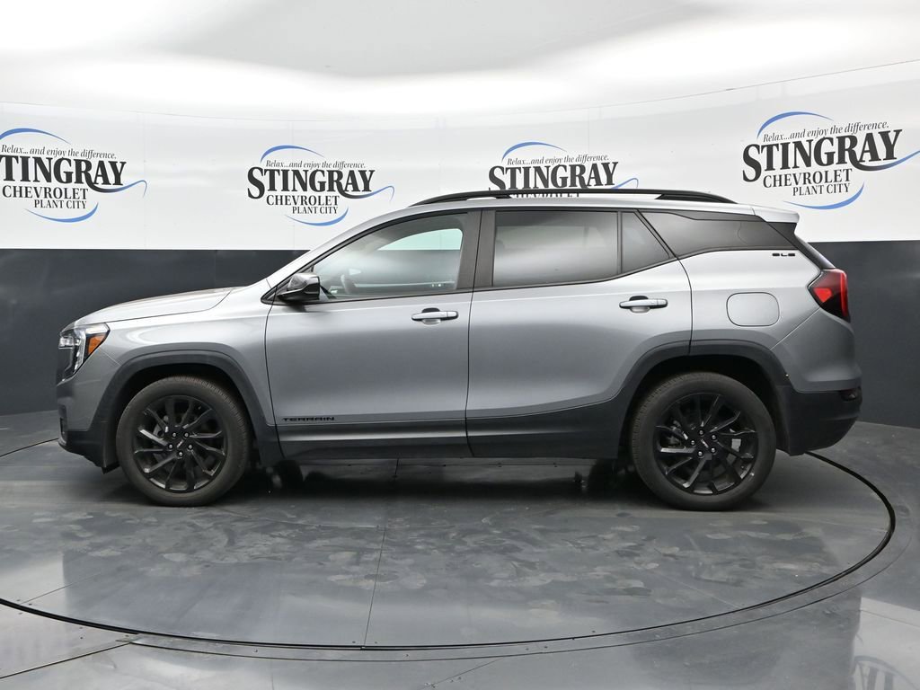 Used 2023 GMC Terrain SLE w/ Driver Convenience Package FWD image 4
