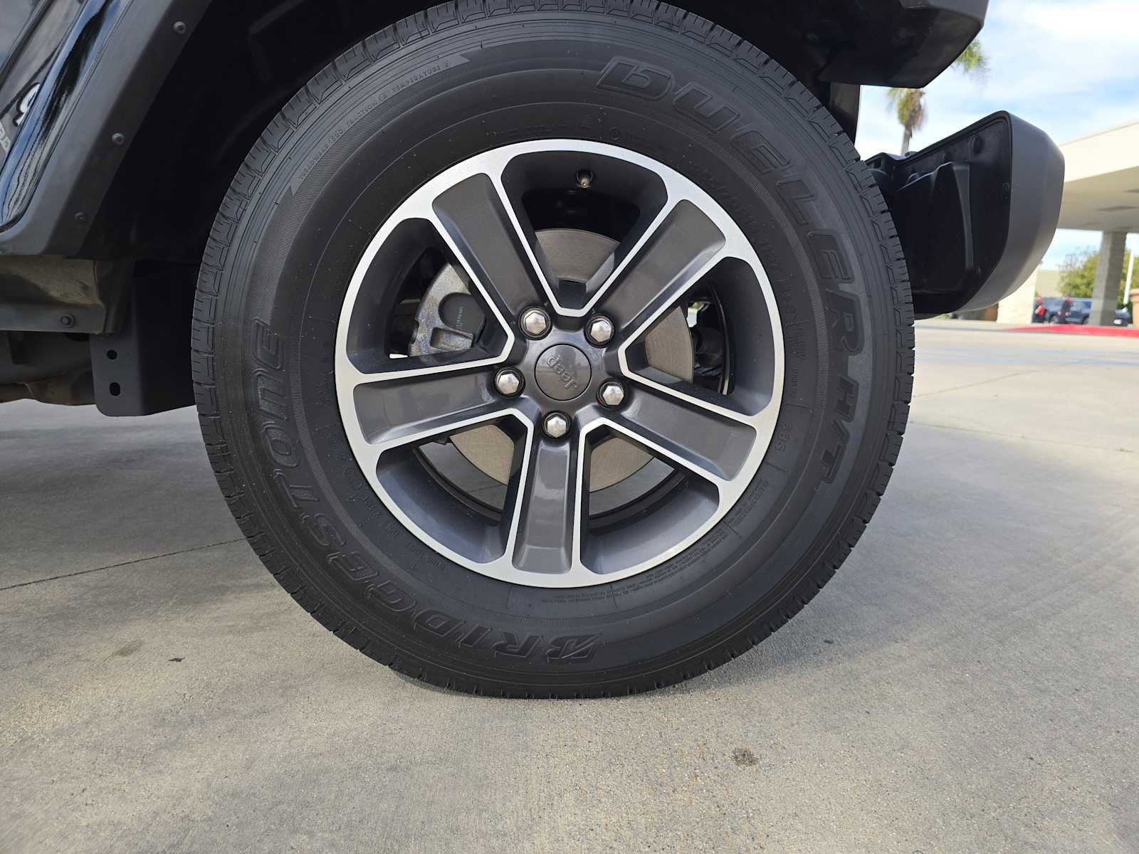 Used 2023 Jeep Wrangler Unlimited Sahara AWD/4WD image 9