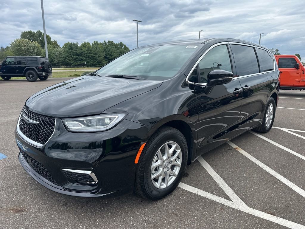 New 2026 Chrysler Pacifica Select image 4