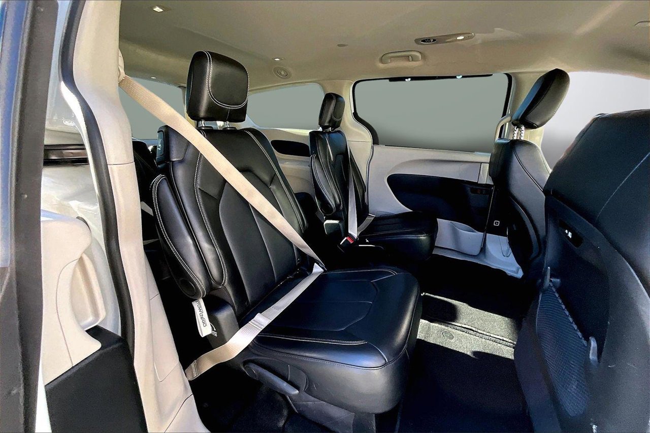 Certified 2024 Chrysler Pacifica Touring-L image 23