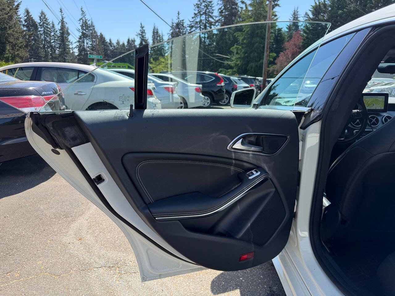 Used 2015 Mercedes-Benz CLA 250 image 28