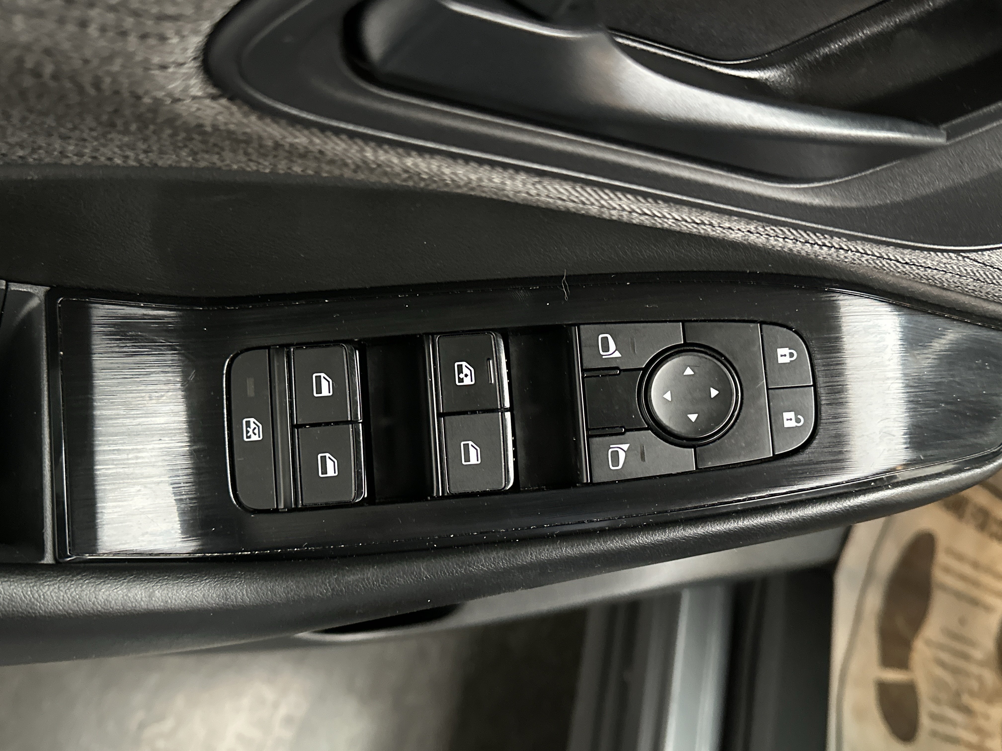 Used 2023 Nissan Rogue S AWD/4WD image 19