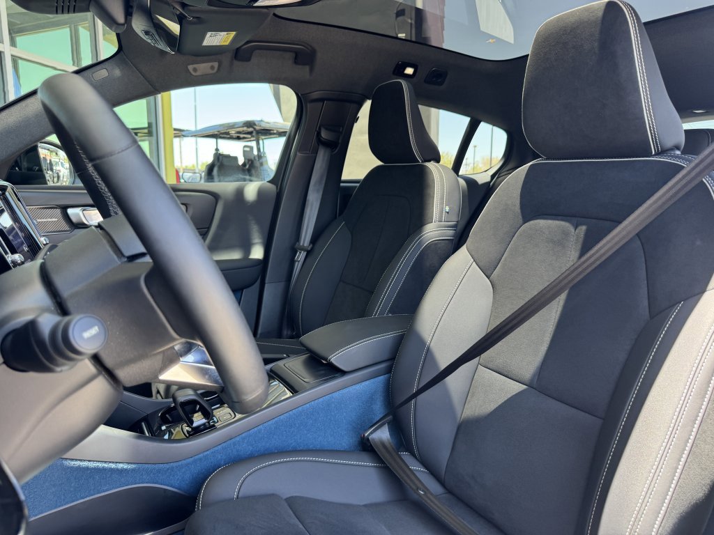 Used 2023 Volvo C40 P8 Recharge Ultimate image 35