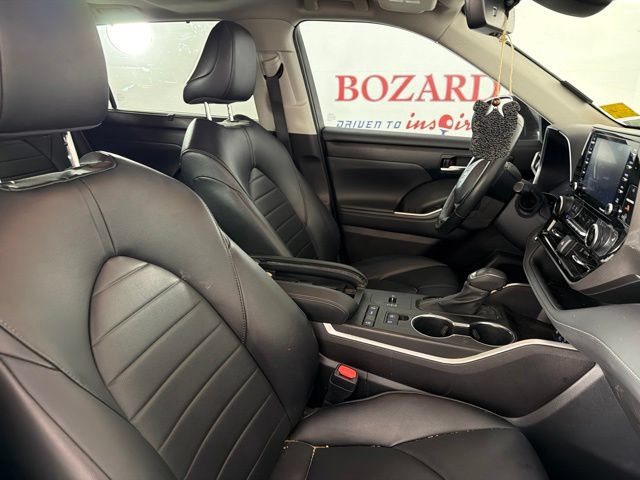 Used 2022 Toyota Highlander XLE FWD image 16
