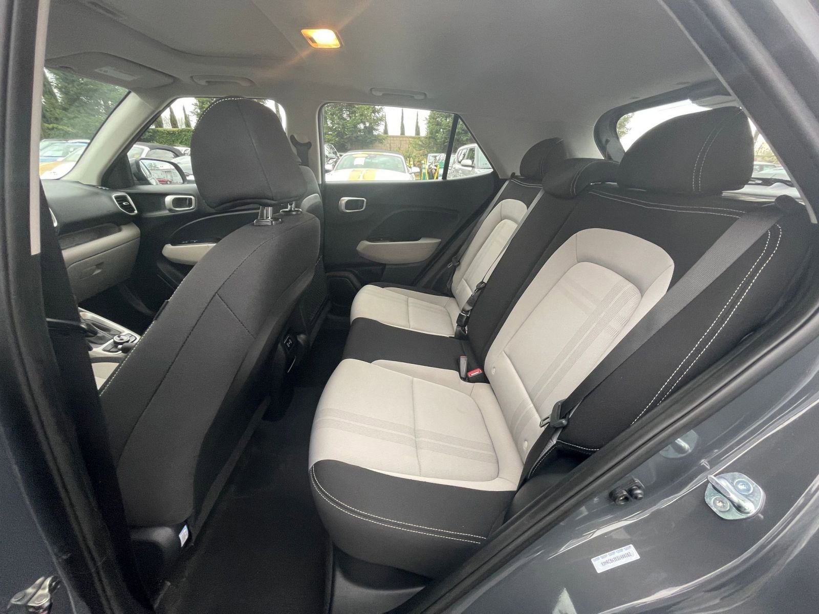 Used 2025 Hyundai Venue SEL image 21