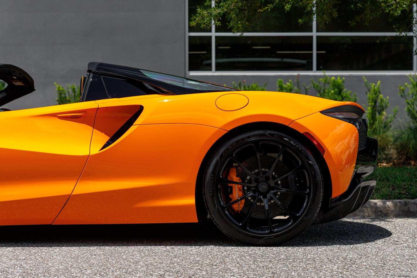 Used 2025 McLaren Artura Spider RWD image 28