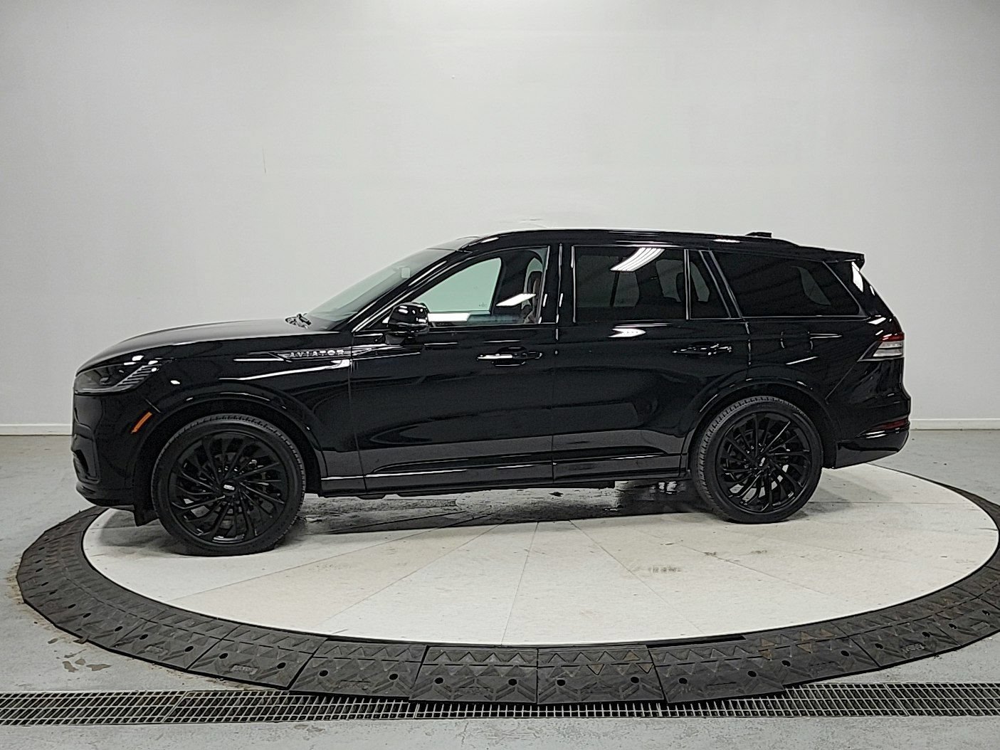 Used 2025 Lincoln Aviator Reserve w/ Equipment Group 201A AWD/4WD image 4