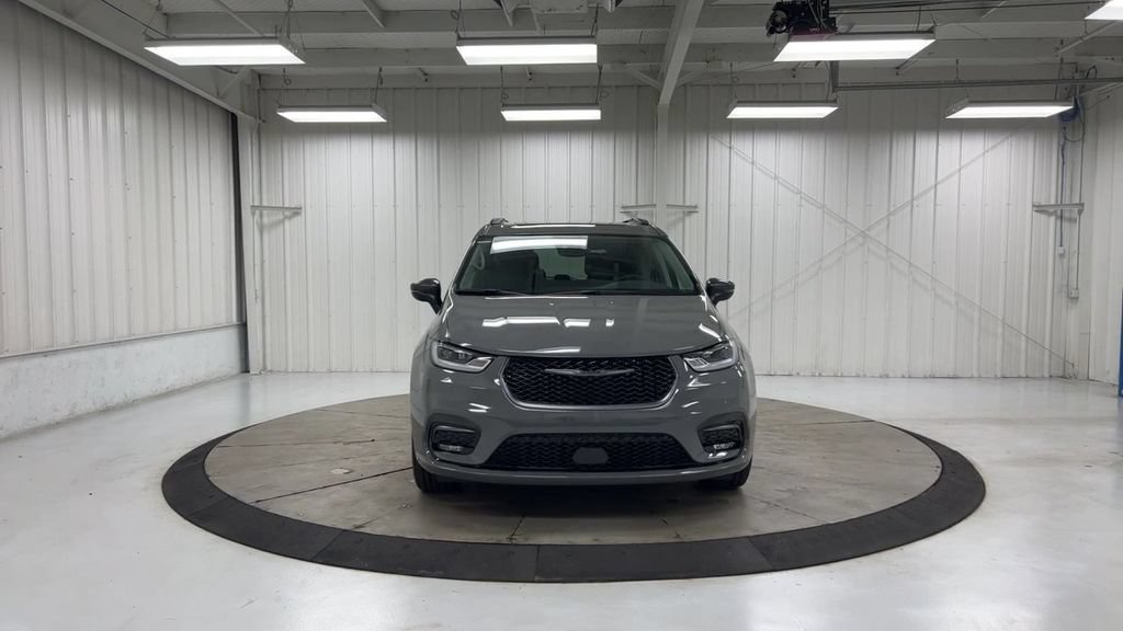 Used 2023 Chrysler Pacifica Touring-L w/ Uconnect Theater Family Group AWD/4WD image 3