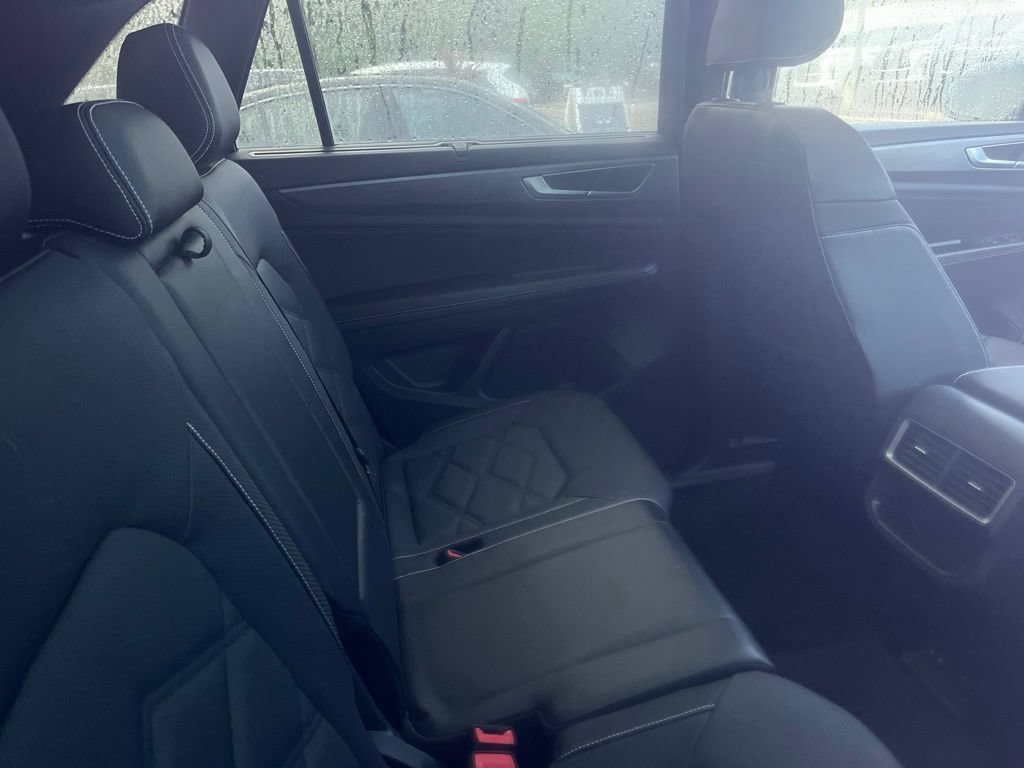 Used 2024 Volkswagen Atlas Cross Sport SE w/ Panoramic Sunroof Package FWD image 10