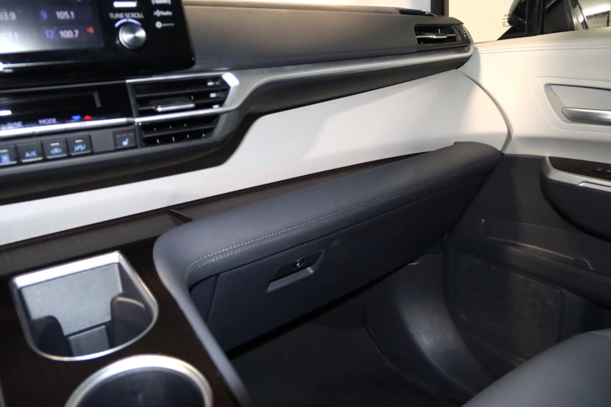 Used 2023 Toyota Sienna XLE FWD image 45