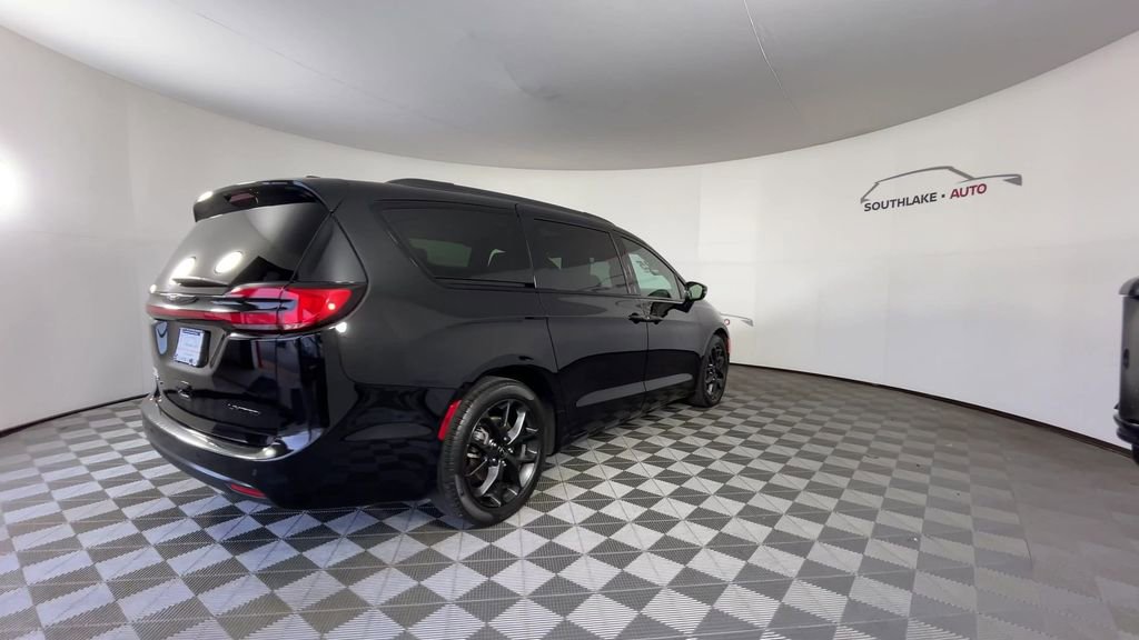 Used 2025 Chrysler Pacifica Limited FWD image 8