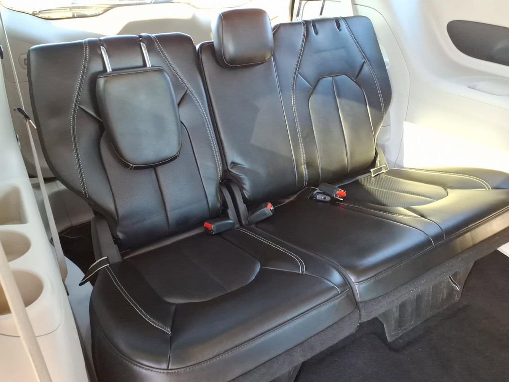 Used 2024 Chrysler Pacifica Touring-L image 11