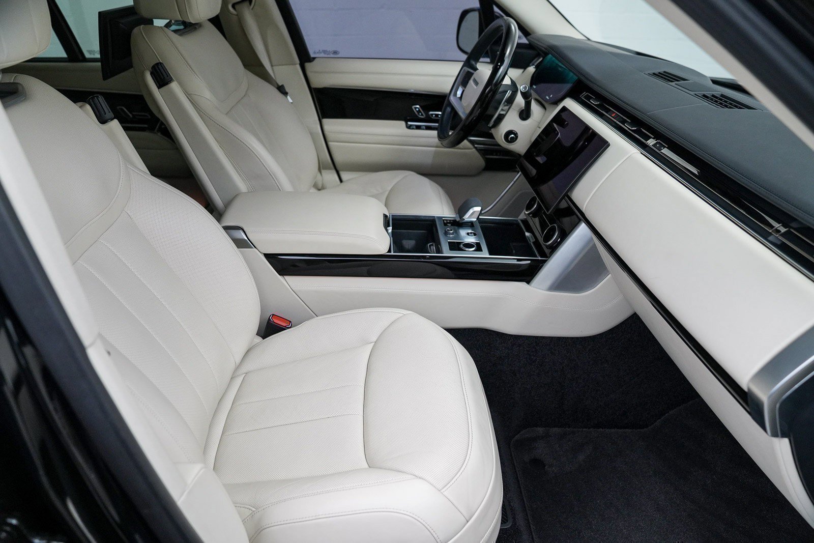 Used 2023 Land Rover Range Rover SE image 28