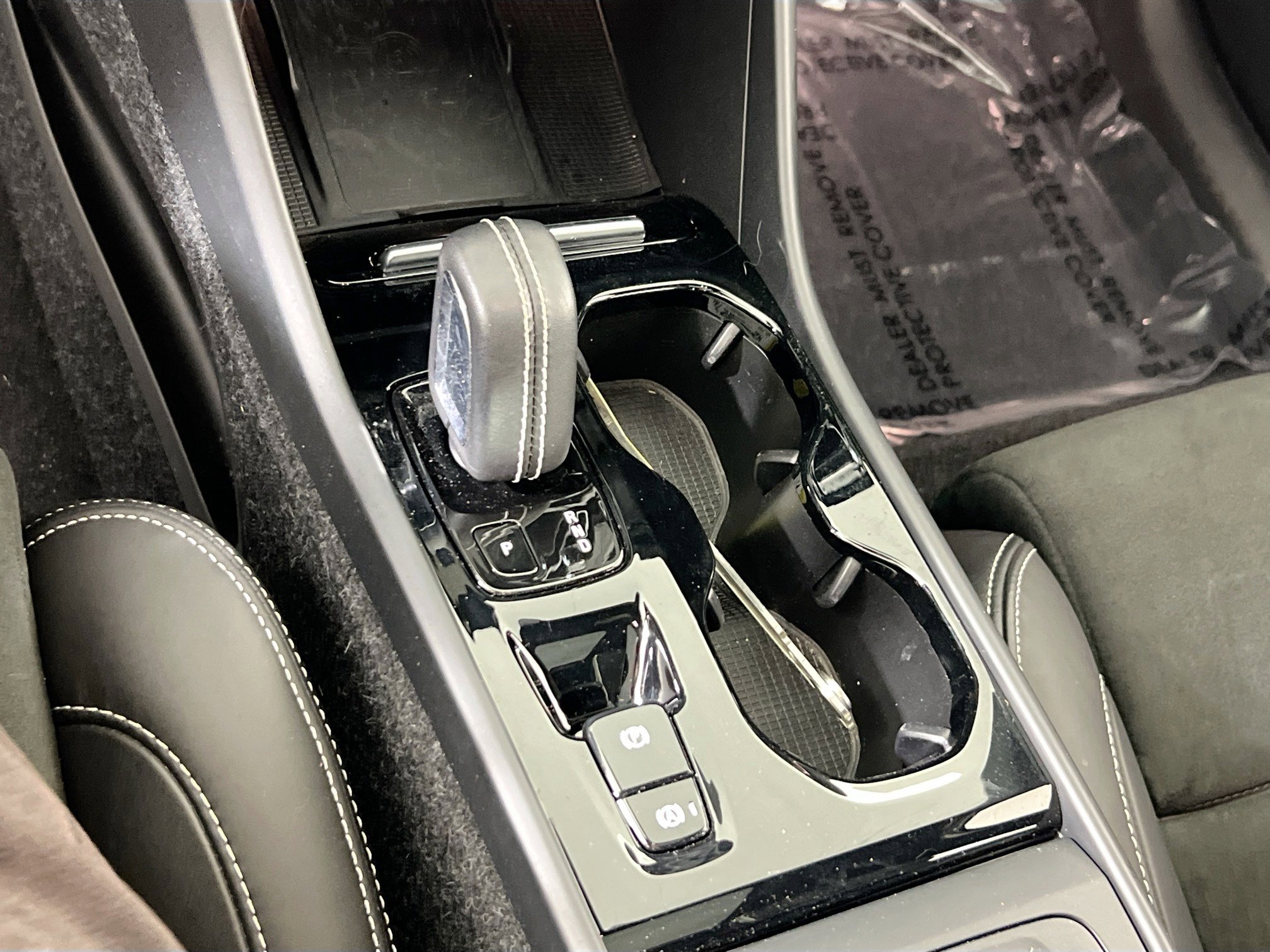 Used 2022 Volvo XC40 T5 R-Design w/ Advanced Package image 16