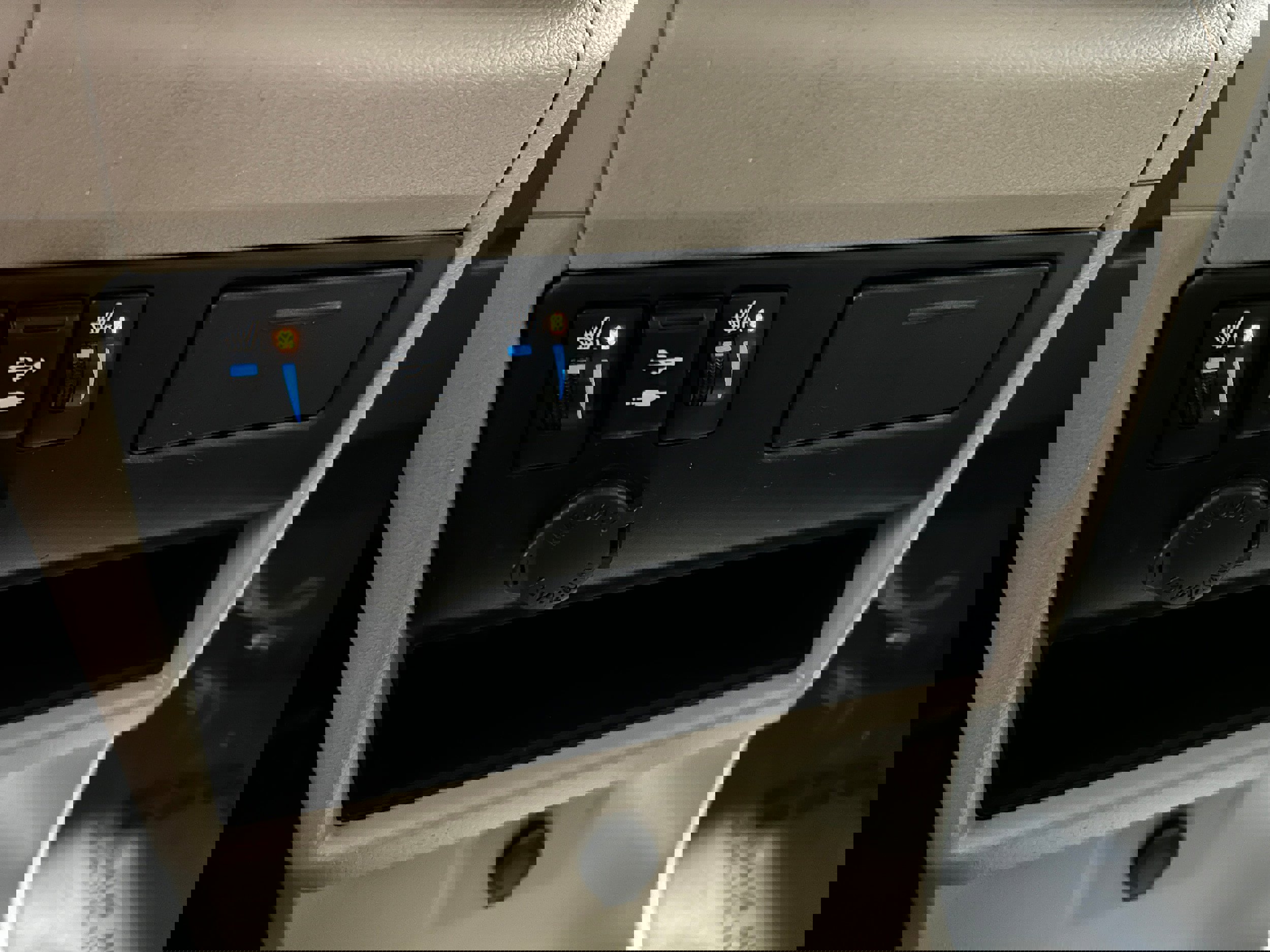 Used 2020 Toyota Sienna XLE w/ XLE Navigation Package image 11