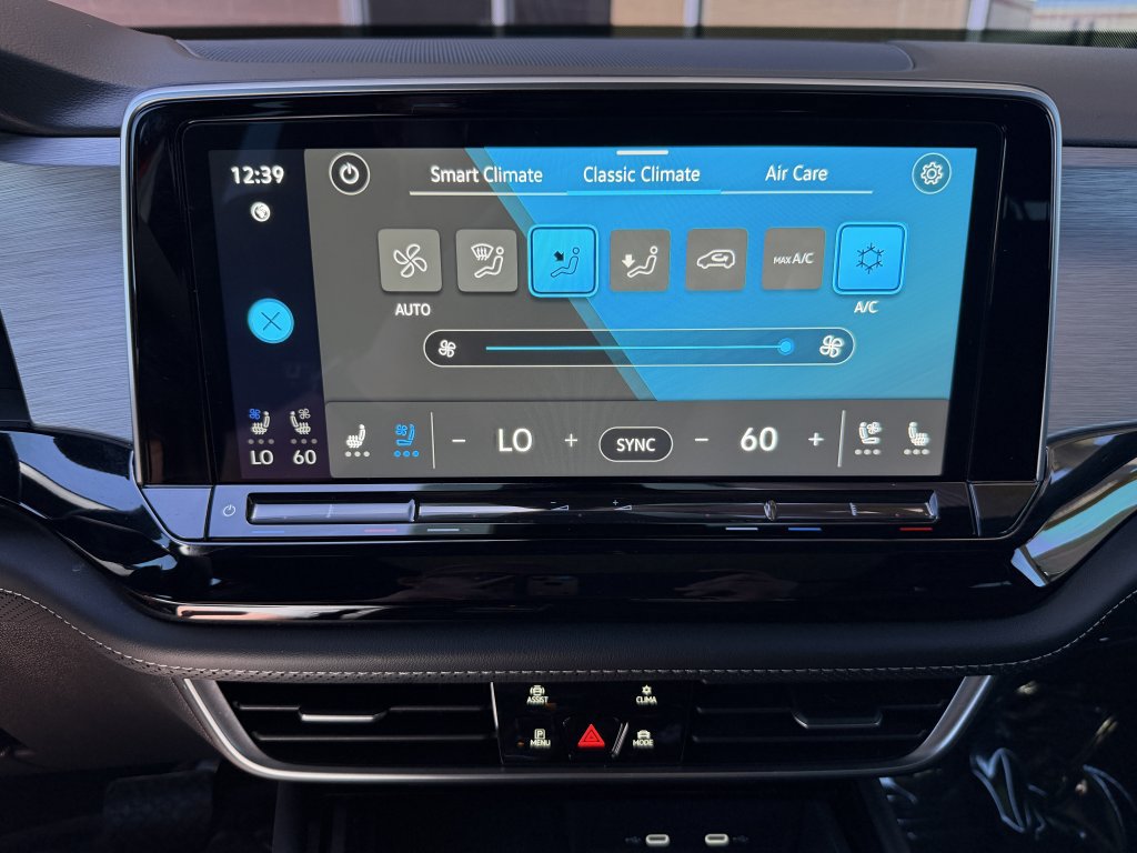 Used 2024 Volkswagen Atlas Cross Sport SE w/ Panoramic Sunroof Package FWD image 25