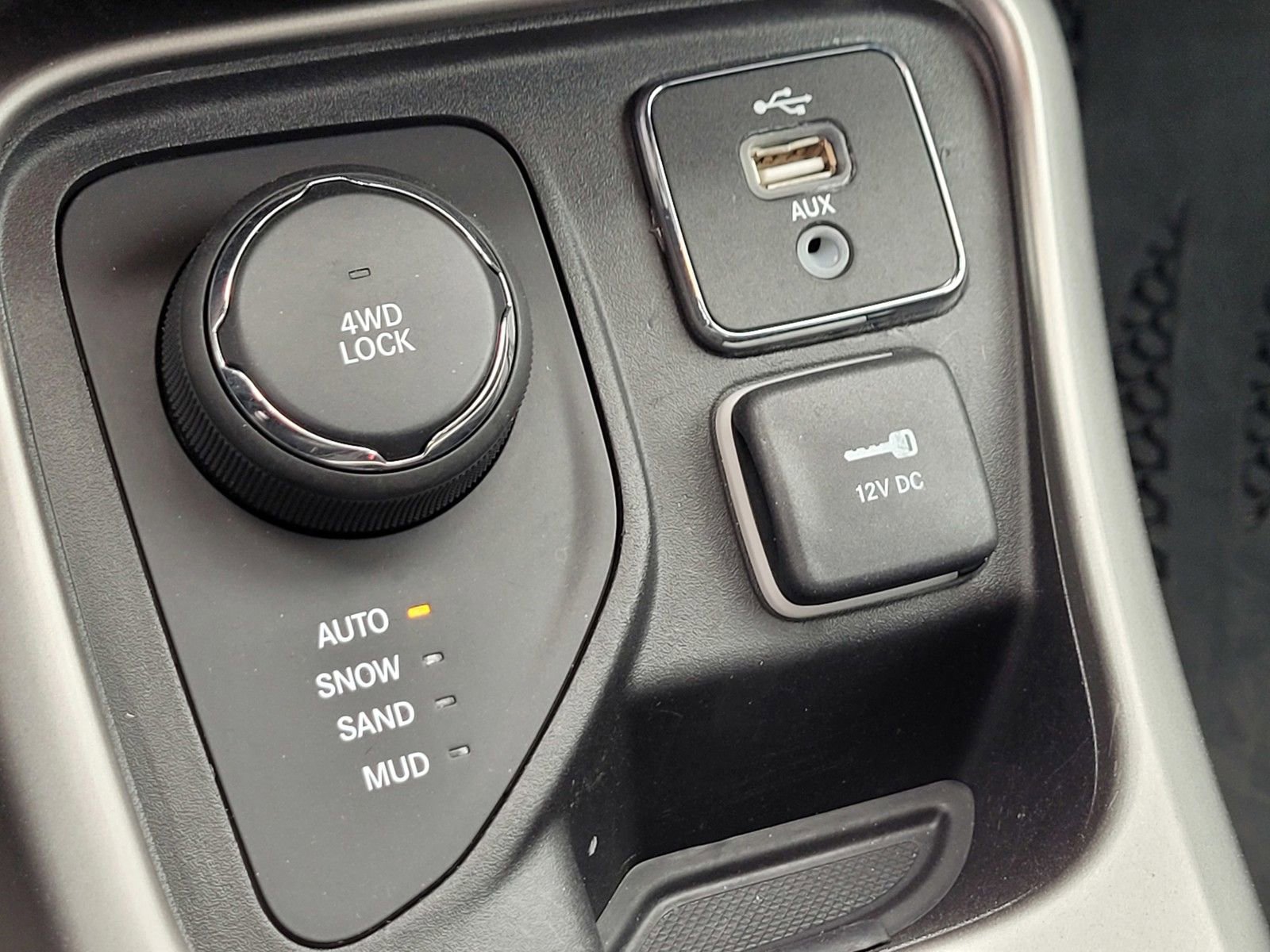 Used 2017 Jeep Compass Latitude w/ Safe & Security Group AWD/4WD image 22