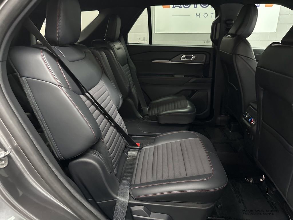 Used 2025 Ford Explorer ST-Line AWD/4WD image 34