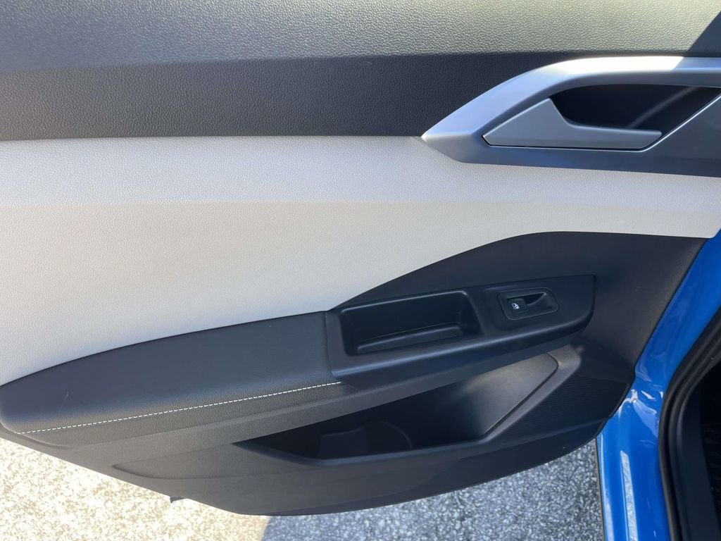 Used 2025 Volkswagen Taos SE FWD image 12