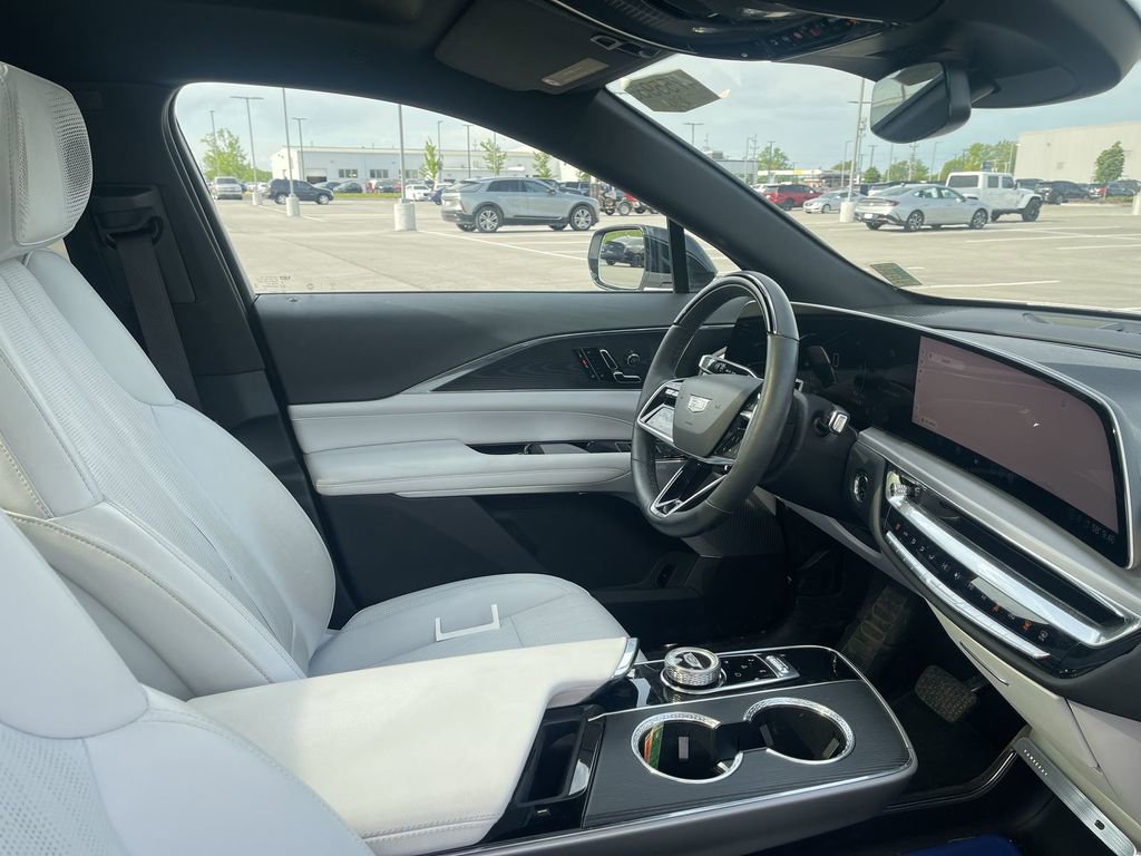 Certified 2024 Cadillac Lyriq Luxury AWD/4WD image 30