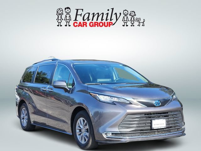 Certified 2022 Toyota Sienna XLE FWD image 2