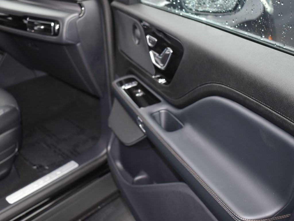 Used 2025 Lincoln Aviator AWD w/ Jet Appearance Package image 14