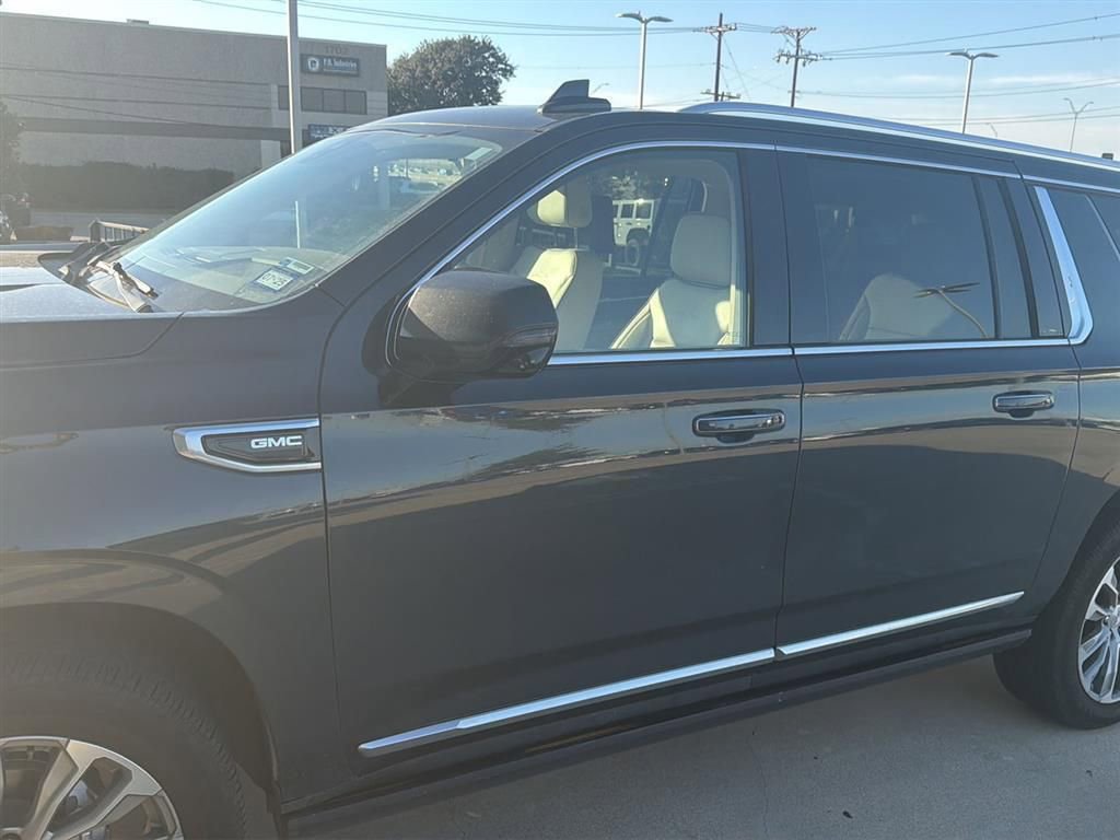 Used 2021 GMC Yukon XL Denali w/ Denali Premium Package image 4