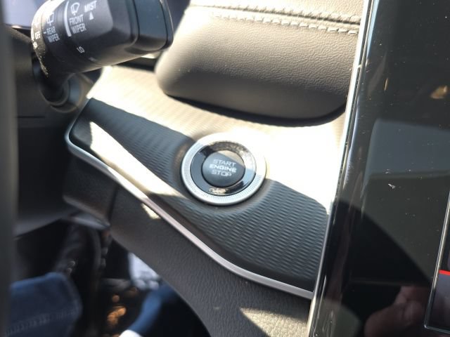 Used 2025 Jeep Grand Cherokee Altitude AWD/4WD image 21
