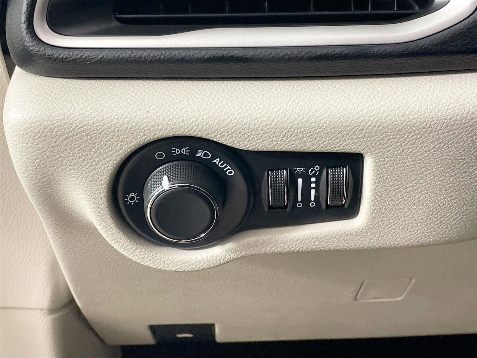 Used 2022 Chrysler Voyager LX image 14