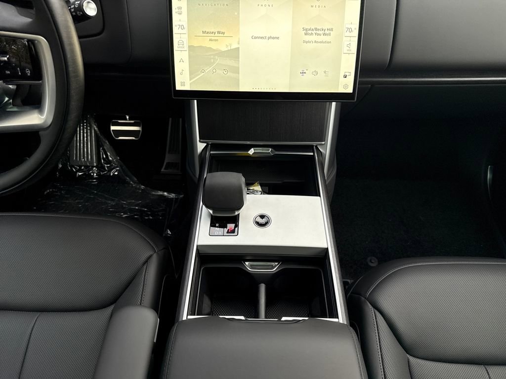 New 2025 Land Rover Range Rover Long Wheelbase SE image 24