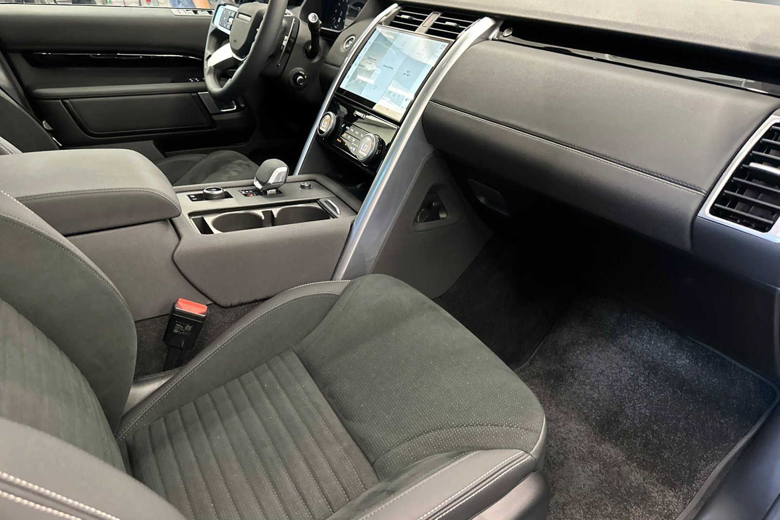 Certified 2025 Land Rover Discovery S AWD/4WD image 35