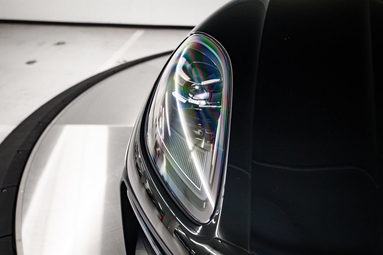 Certified 2023 Porsche Macan Turbo AWD/4WD image 13