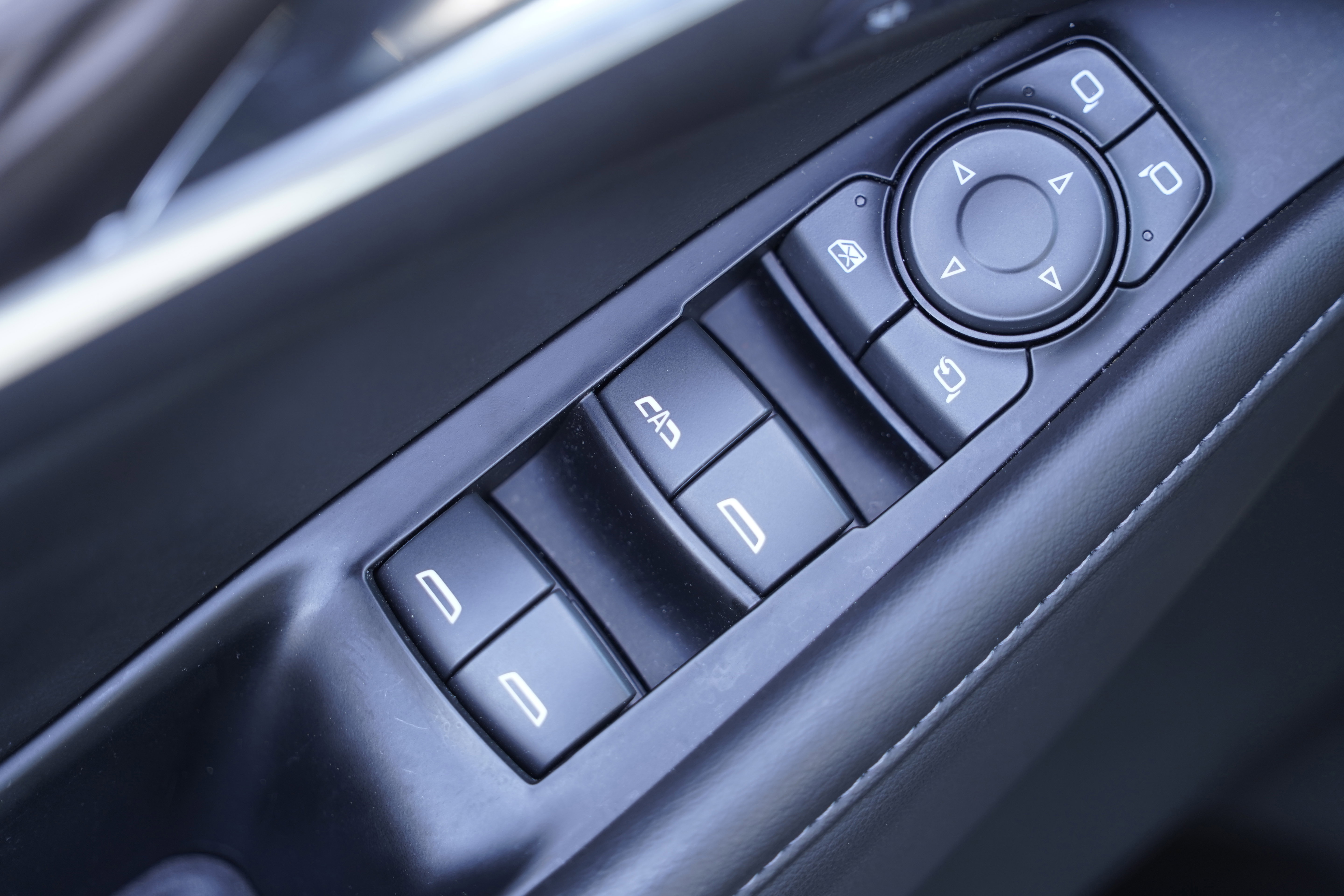 Used 2024 Buick Enclave Avenir w/ Avenir Technology Package image 17