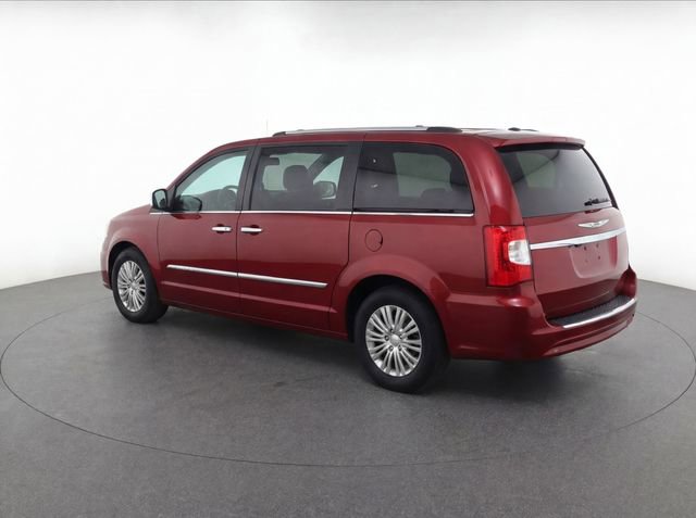 Used 2014 Chrysler Town & Country Limited w/ Luxury Group FWD image 3