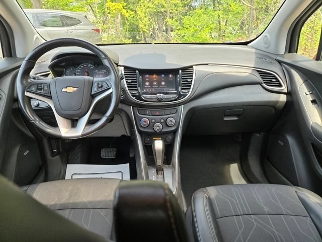Used 2020 Chevrolet Trax LT w/ Sun & Sound Package AWD/4WD image 17