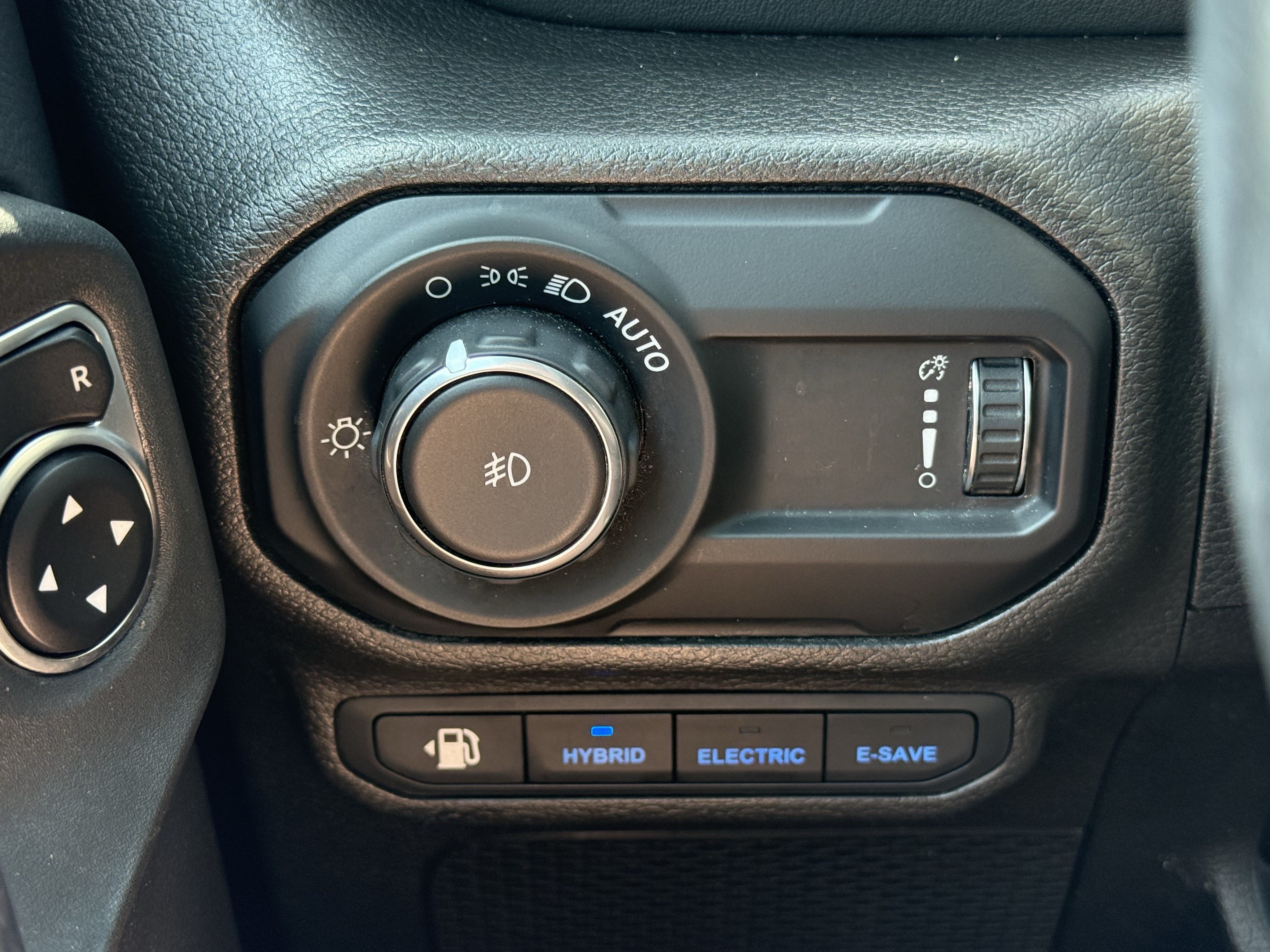 Used 2023 Jeep Wrangler Unlimited Sahara w/ Cold Weather Group AWD/4WD image 33