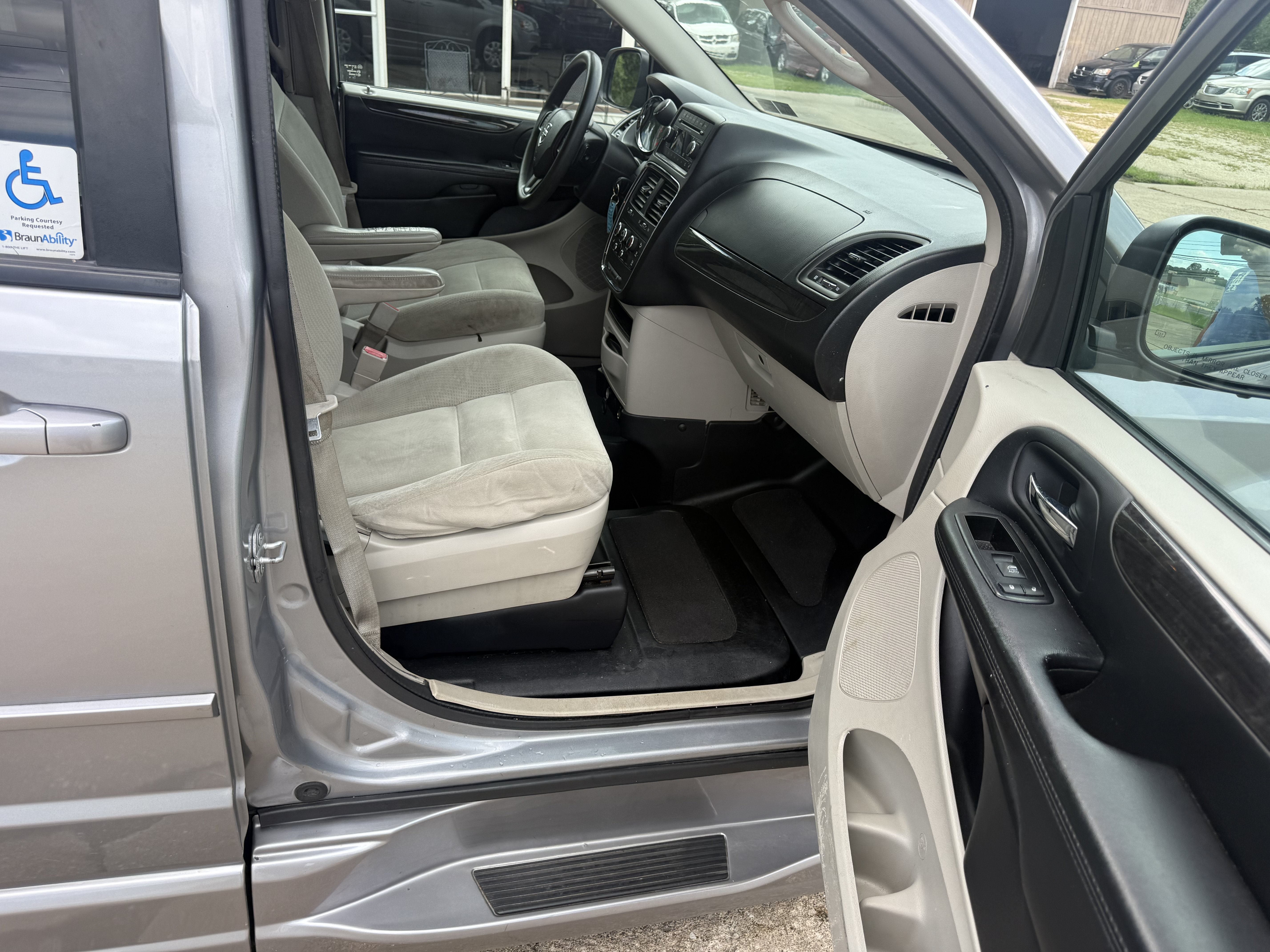 Used 2015 Dodge Grand Caravan SE w/ Quick Order Package 29E SE FWD image 13