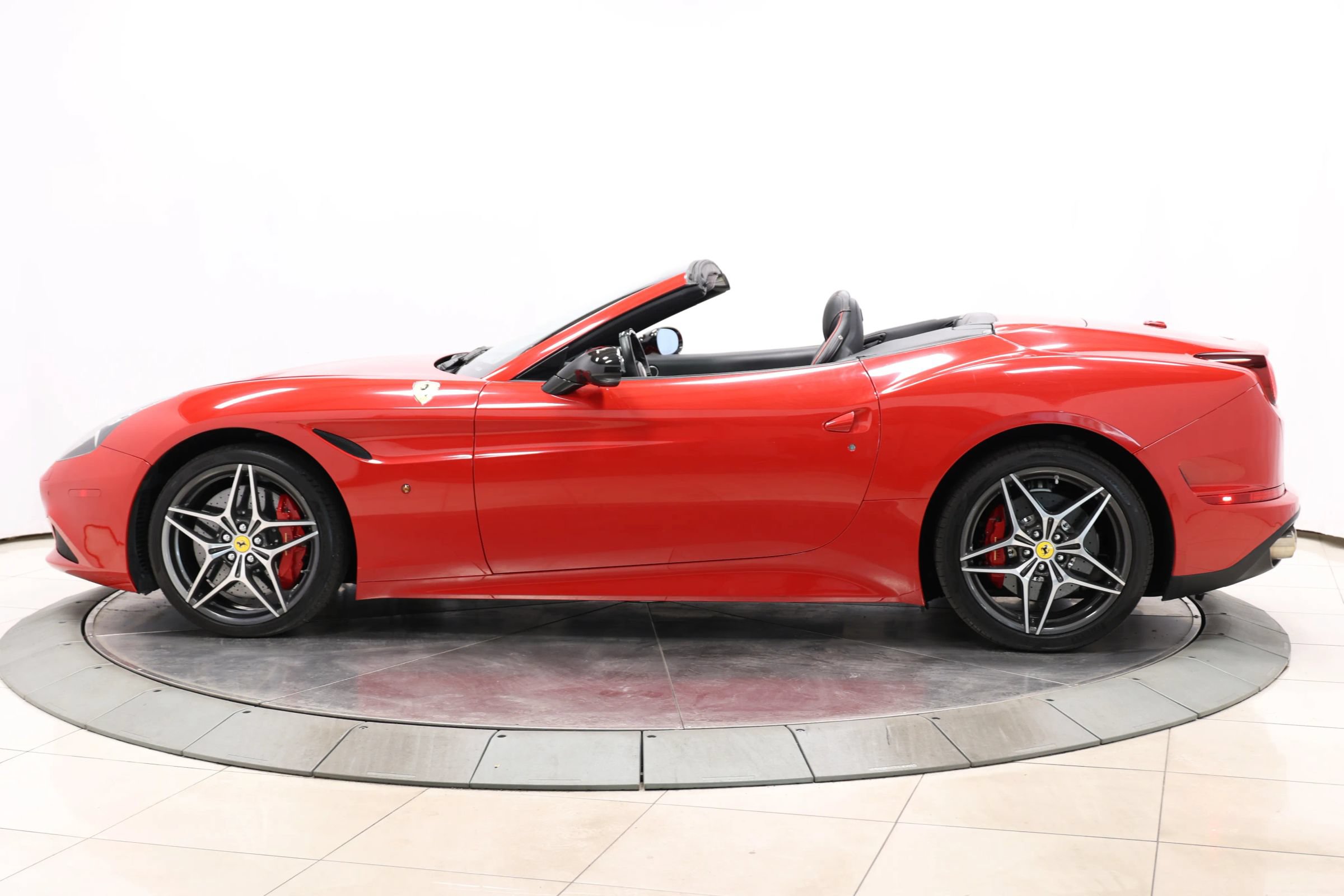 Used 2017 Ferrari California T RWD image 8