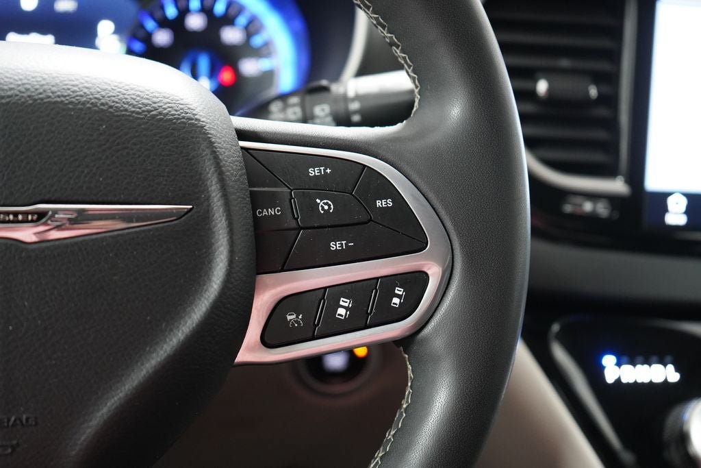 Used 2023 Chrysler Pacifica Touring-L FWD image 15