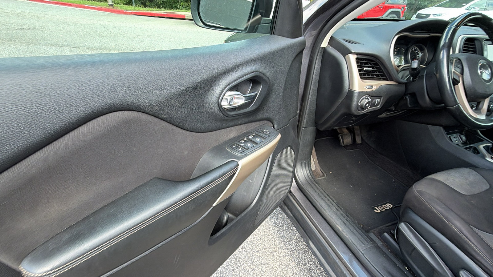 Used 2018 Jeep Cherokee Latitude w/ Altitude Package FWD image 14