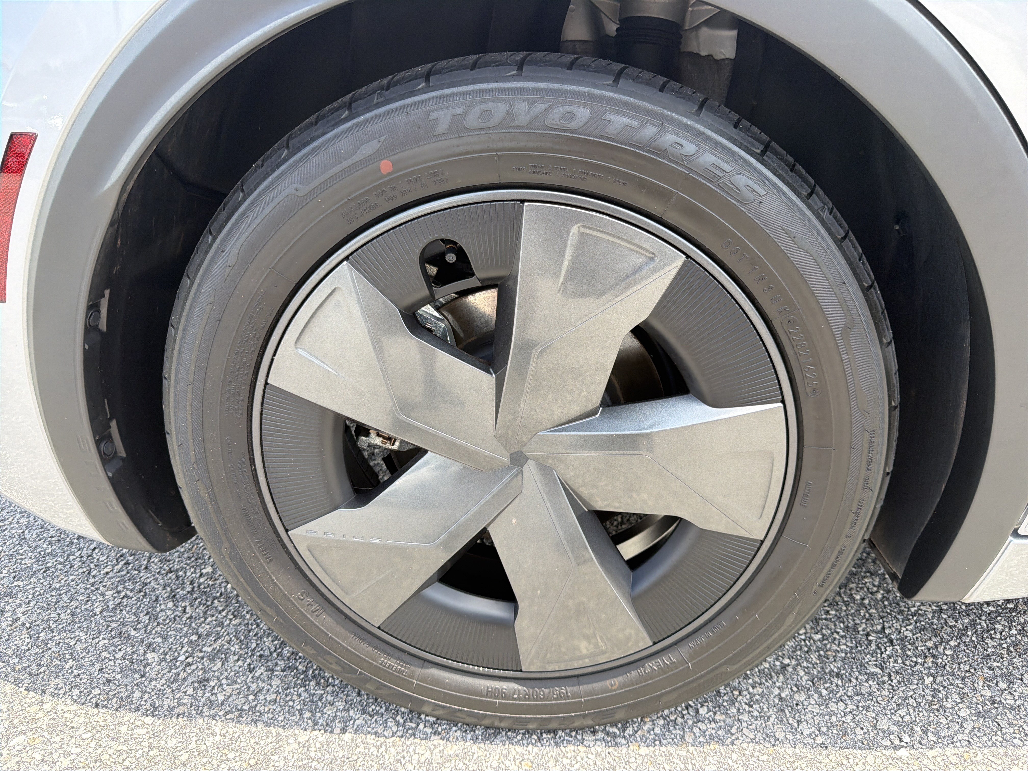 Certified 2025 Toyota Prius LE FWD image 28