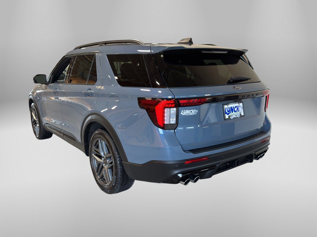 Used 2025 Ford Explorer ST image 2