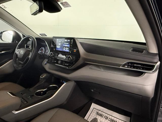 Used 2022 Toyota Highlander XLE FWD image 14